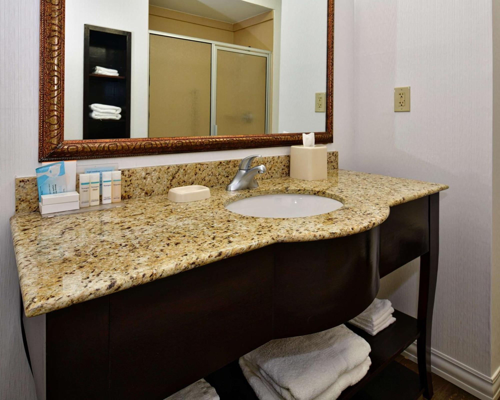 Hampton Inn & Suites Fredericksburg Ngoại thất bức ảnh